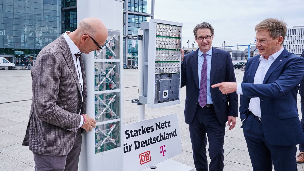 Telekom-Chef Timotheus Höttges (l-r), Bundesverkehrsminister Andreas Scheuer und Bahn-Chef Richard Lutz stehen vor dem Berliner Hauptbahnhof neben einer 4G- und 5G-Antenne.