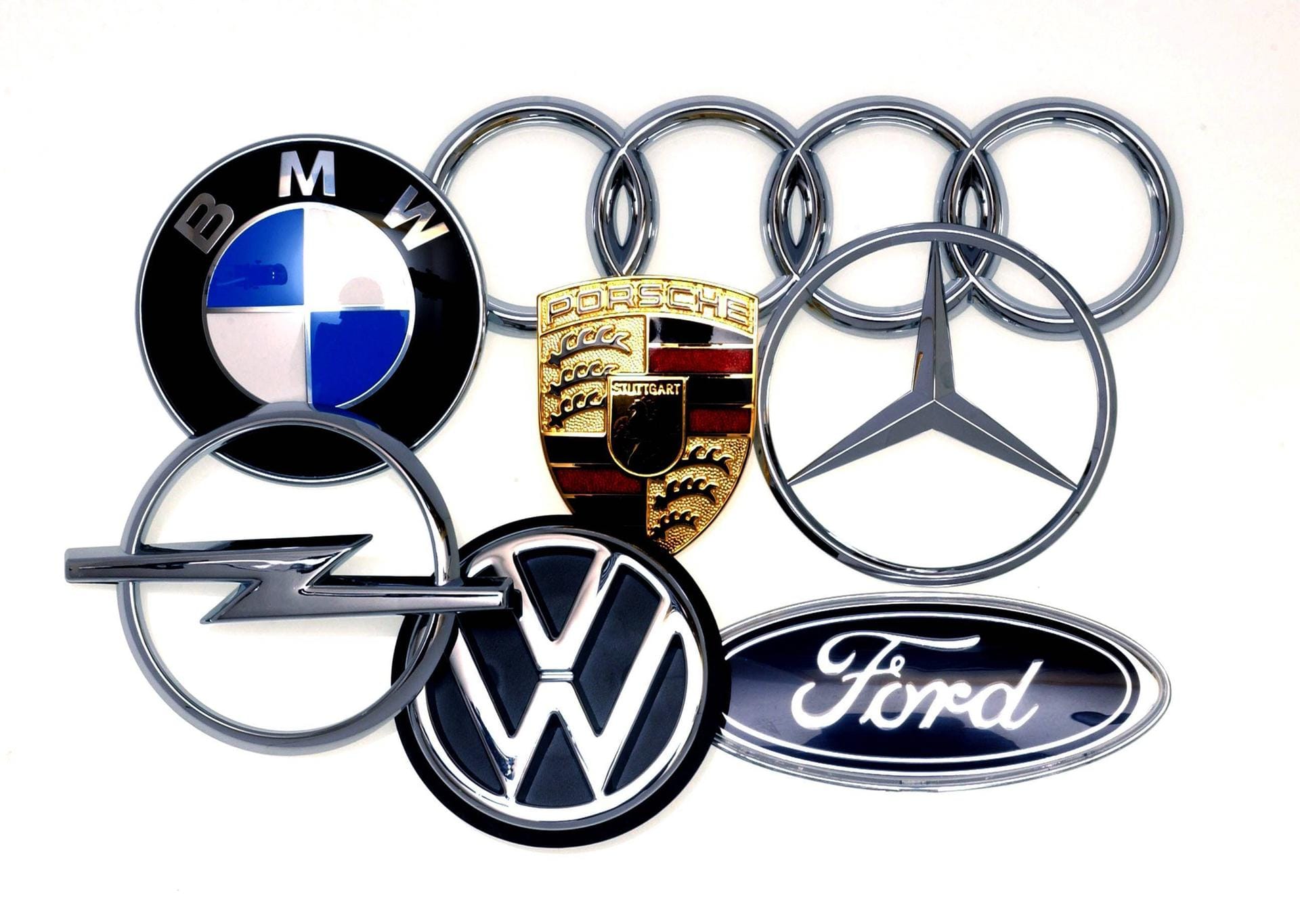 Automarken: Oft sind die bekannten Autohersteller nach ihren Gründern benannt – Opel nach Adam Opel, Ford nach Henry Ford oder Porsche nach Ferdinand Porsche. Manchmal weist der Name auch auf den Herkunft der Marke hin, wie etwa bei BMW (Bayrische Motoren Werke). Doch hinter einigen bekannten Marken verbirgt sich eine interessante Geschichte.
