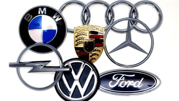 Automarken: Oft sind die bekannten Autohersteller nach ihren Gründern benannt – Opel nach Adam Opel, Ford nach Henry Ford oder Porsche nach Ferdinand Porsche. Manchmal weist der Name auch auf den Herkunft der Marke hin, wie etwa bei BMW (Bayrische Motoren Werke). Doch hinter einigen bekannten Marken verbirgt sich eine interessante Geschichte.