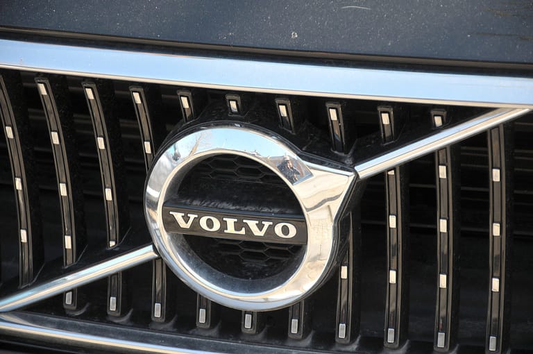 Volvo: 1915 wurde "Volvo", lateinisch für "ich rolle", in Schweden als Marke angemeldet – von einer Fabrik für Kugellager (Svenska Kullagerfabriken, SFK). Deren Gründer und Erfinder des Kugellagers Sven Wingquist wollte eigentlich eine Zulieferfirma für die Automobilindustrie erschaffen. Im Rahmen des ersten Weltkriegs kam das Geschäft jedoch zum Erliegen. Erst 1926 überredete Mitarbeiter Assar Gabrielsson die SFK zum Bau eines eigenen schwedischen Autos und der Name "Volvo" wurde wiederbelebt.