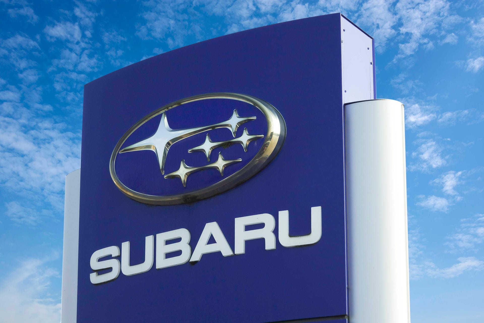 Subaru: Der japanische Hersteller Subaru produzierte als "Nakajima Aircraft Company" zunächst Kriegsflugzeuge. Nach dem zweiten Weltkrieg schwenkte man unter dem Namen "Fuji Heavy Industries" auf Autos um. Der erste große Erfolg war das Modell "P1". Er sollte mit einem neuen Namen für die Automarke gekrönt werden. "Subaru" heißt übersetzt "sich zusammentun" und bezeichnet den Sternenhaufen der Plejaden, welche im Logo zu sehen sind.
