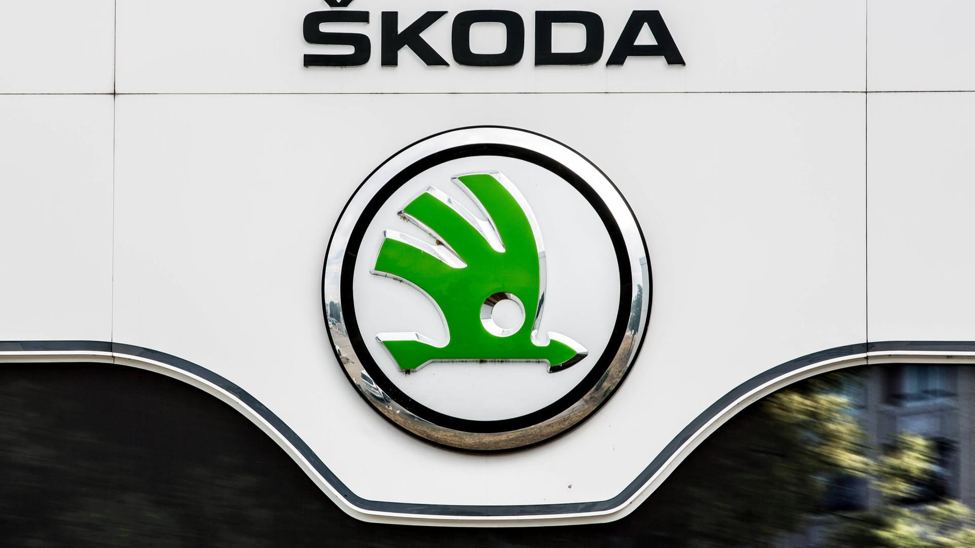 Skoda: Die Tschechen Václav Laurin und Václav Klement produzierten zunächst Fahrräder, bauten dann einen Motor an und stiegen schließlich von zwei auf vier Räder um. Ihre Automarke "Laurin & Klement" war ein Riesen-Erfolg – bis zum ersten Weltkrieg und einem Feuer in der Fabrik. Die Firma wurde 1925 vom Maschinenbau- und Waffenkonzern Skoda aufgekauft. Dieser war 1859 von Graf Wallenstein-Wartenberg als Gießerei in Pilsen gegründet worden. 1869 hatte jedoch Hauptingenieur Emil Skoda gekauft und umbenannt.