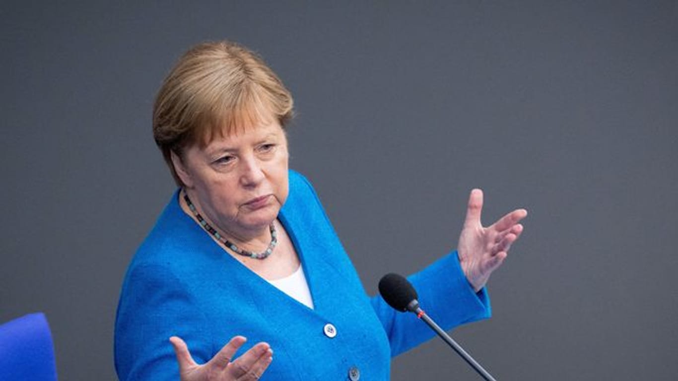 "Das sollte uns Warnung und Auftrag zugleich sein", sagt Kanzlerin Angela Merkel mit Blick auf den auch in Deutschland zunehmenden Anteil der Delta-Variante.