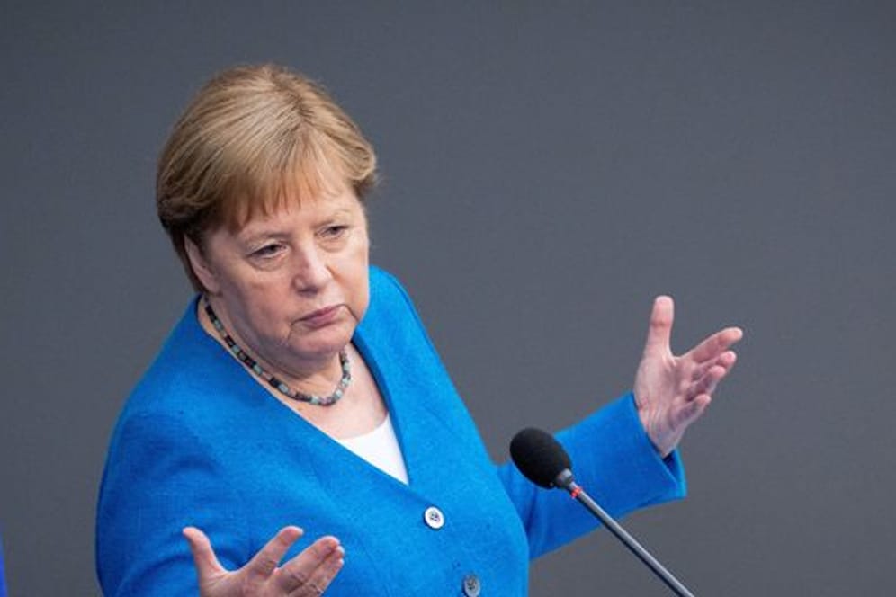 "Das sollte uns Warnung und Auftrag zugleich sein", sagt Kanzlerin Angela Merkel mit Blick auf den auch in Deutschland zunehmenden Anteil der Delta-Variante.