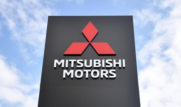 Mitsubishi: Der Name "Mitsubishi" geht zurück auf die japanischen Wörter "mittsu", "drei", und "hishi", die japanische Wassernuss, welche verwendet wird, um die Form von Diamanten zu beschreiben. Die "drei Diamanten" beziehen sich auf das Logo. Dieses ist inspiriert von dem Wappen der Familie von Yataro Iwasaki, der 1873 den Namen "Mitsubishi" für ein Schifffahrtsunternehmen einführte, und dem Wappen des Yamauchi-Clans, welcher dieses 1870 gegründet hatte.