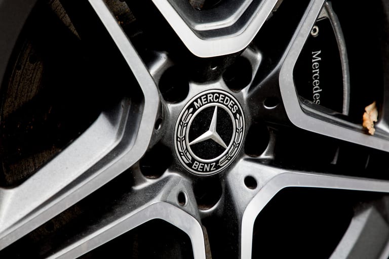 Mercedes Benz: Für die Autorennen der "Woche von Nizza" im Jahr 1901 verlangte der einflussreiche Geschäftsmann Emil Jellinek von der "Daimler-Motoren-Gesellschaft" einen Hochleistungswagen. Diesen benannte er nach seiner Lieblingstochter Mercédès. Der Wagen wurde ein Riesen-Erfolg und schließlich zum Namenspaten der Marke. Das "Benz" verweist auf die Benz & Cie. – ursprünglich ein Daimler-Konkurrent. 1926 schlossen sich die Unternehmen auf Hinwirken der Deutschen Bank zusammen.