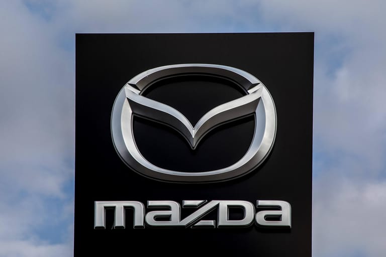 Mazda: 1920 wurde in Hiroshima die "Toyo Cork Kogyo Co. Ltd." gegründet – ein Unternehmen zur Produktion von Kork-Ersatz. 1921 wurde Jujiro Matsuda zum Präsidenten der Firma, der diese auf Maschinenbau umstellte und 1930 das erste Lastendreirad präsentierte: Die "Mazda-Go". Seit 1936 führt die Firma den Namen "Mazda", der an Matsuda erinnern soll, aber auch für Ahura Mazda steht, dem altpersischen Schöpfergott.