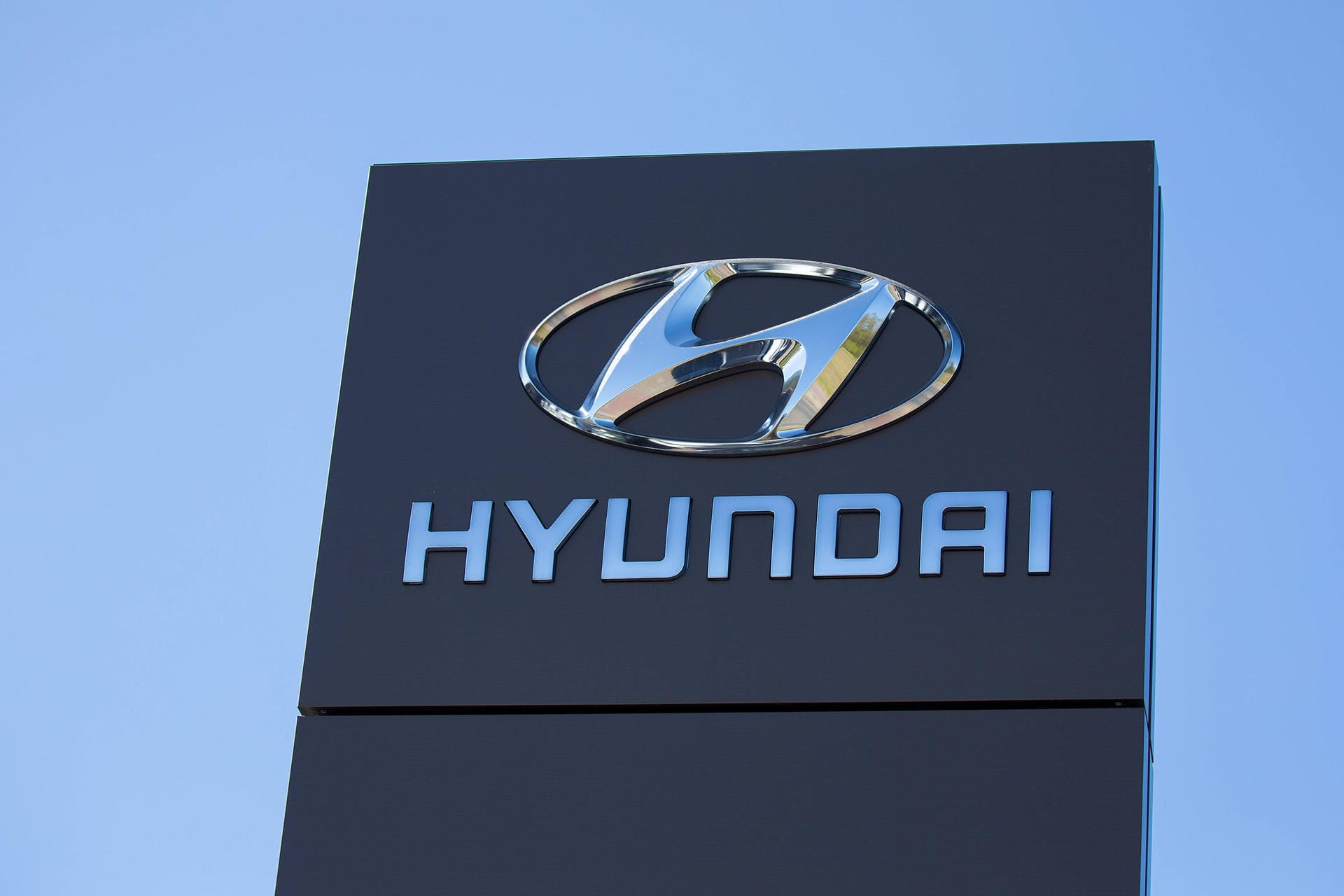 Hyundai: Der koreanische Autohersteller wurde 1947 gegründet – eigentlich als Baufirma. Erst seit 1967 werden Autos produziert. Der Name "Hyundai" setzt sich zusammen aus den koreanischen Wörtern "Hyun" (현) und "Dai" (대) und bedeutet übersetzt so viel wie "modernes Zeitalter".