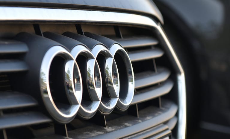 Audi: August Horch gründete 1902 die "August Horch & Cie Motorwagenwerke". Nach Differenzen mit Vorstand und Aufsichtsrat der Firma verließ er diese 1909. Er gründete eine neue Automobil-Fabrik, für welche er seinen Namen jedoch nicht noch einmal verwenden durfte. Er behalf sich mit der lateinischen Sprache – "audi" heißt übersetzt "Horch!" (wie hören).