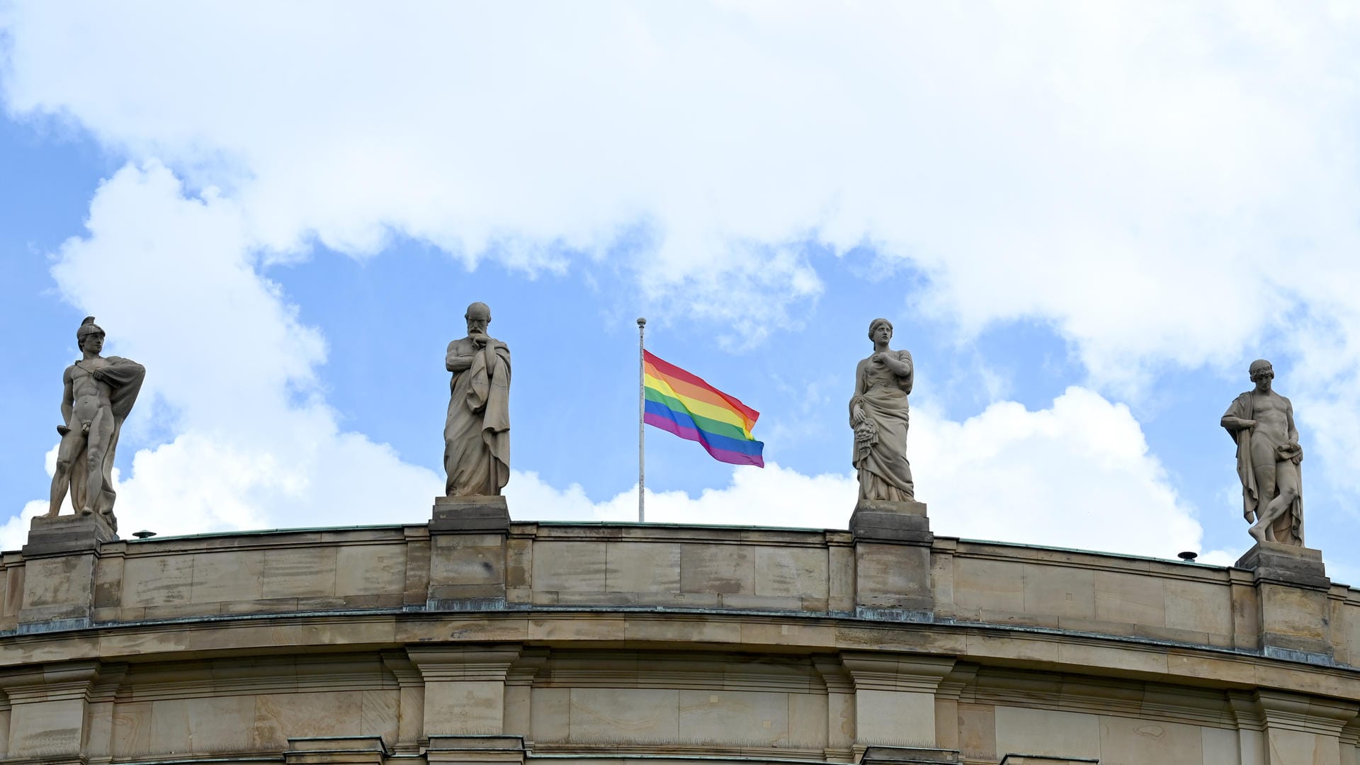Eine Regenbogenfahne weht auf dem Opernhaus: Stuttgart setzt ein Zeichen gegen Diskriminierung.
