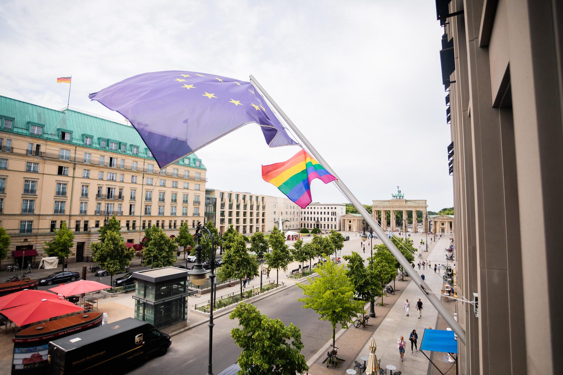 Eine Flagge vor dem Brandenburger Tor in Berlin: Auch die EU-Kommission-Vertretung spricht sich für Toleranz aus.