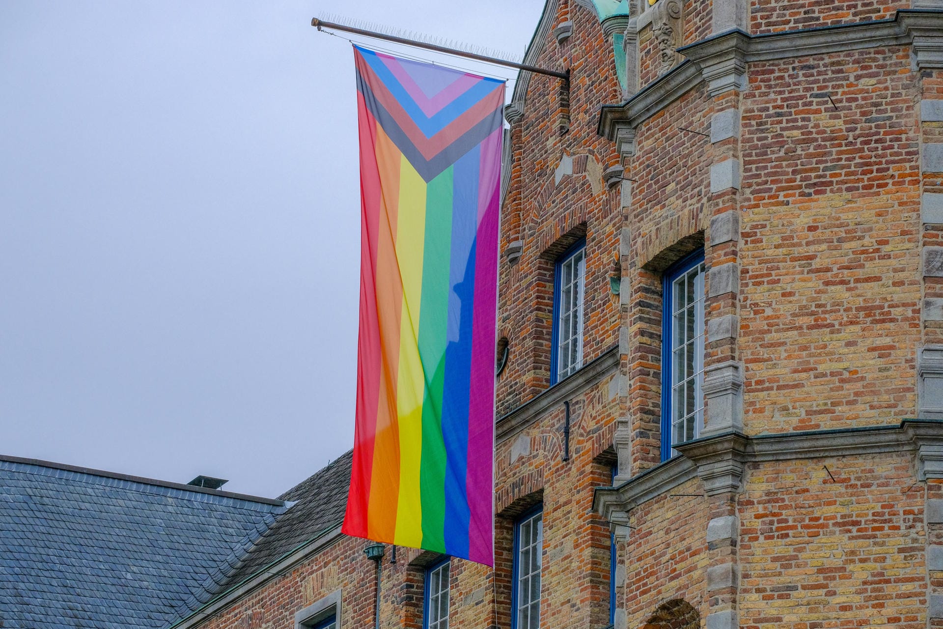 Eine Regenbogenfahne vor dem Rathaus in Düsseldorf: Am Tag des Deutschlandspiels gegen Ungarn sah es in vielen Städten bunter aus.