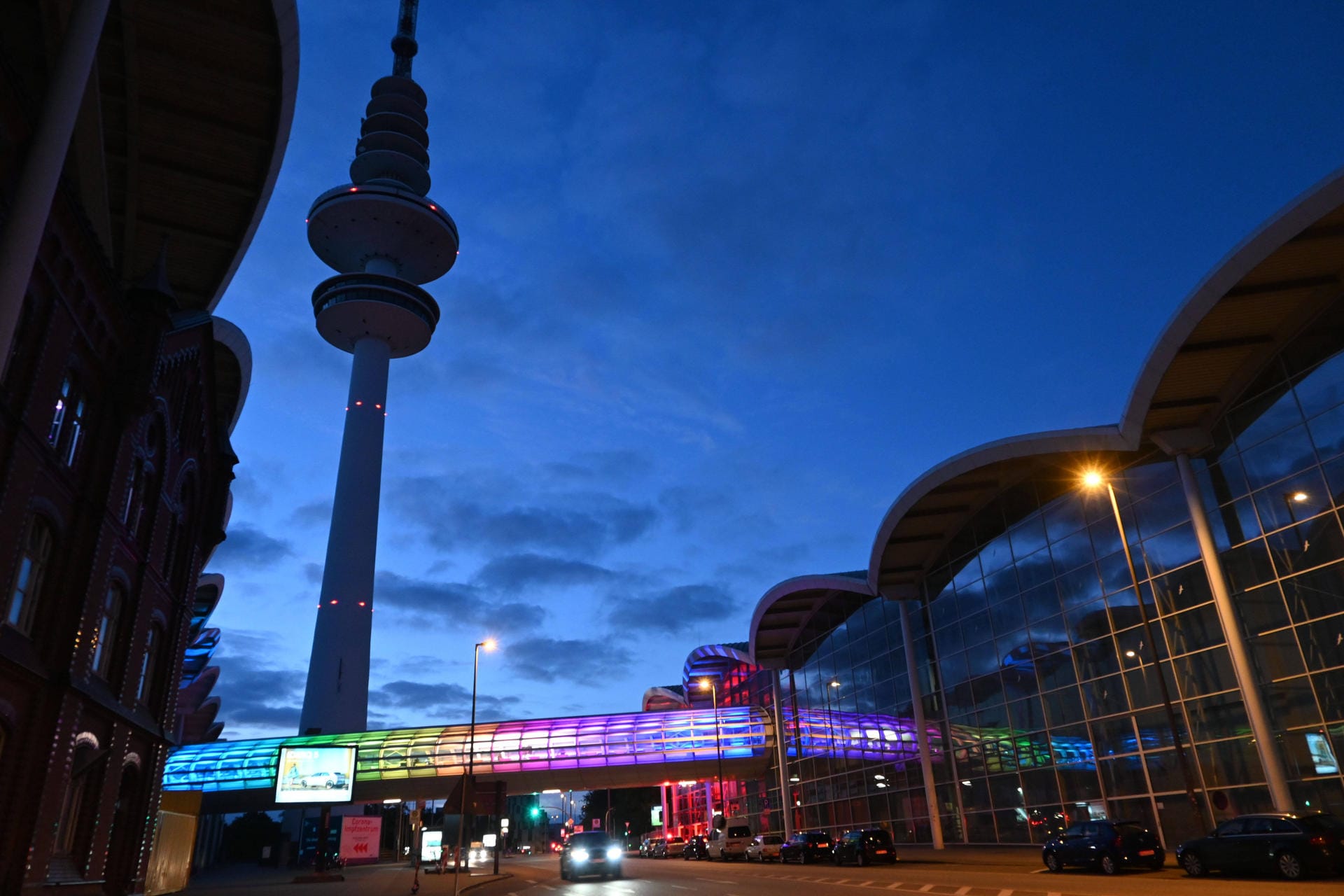 Ein Skywalk an der Hamburg-Messe erleuchtet: Bereits am Dienstag setzte Hamburg ein Zeichen gegen Homophobie.