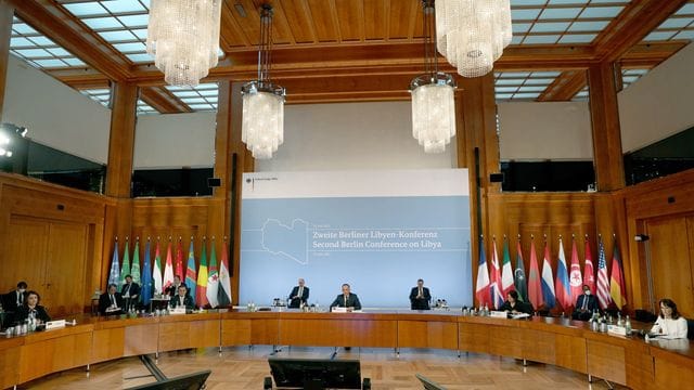 Bundesaußenminister Heiko Maas (M) begrüßt die Teilnehmer zur zweiten Berliner Libyen-Konferenz im Auswärtigen Amt.