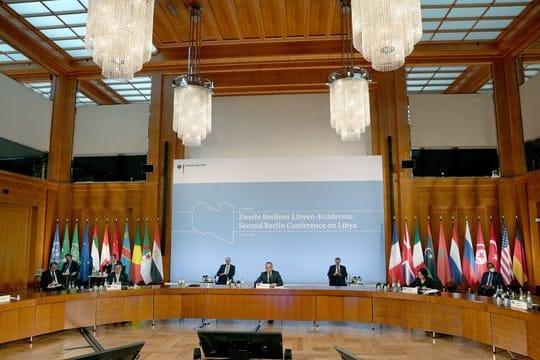 Bundesaußenminister Heiko Maas (M) begrüßt die Teilnehmer zur zweiten Berliner Libyen-Konferenz im Auswärtigen Amt.