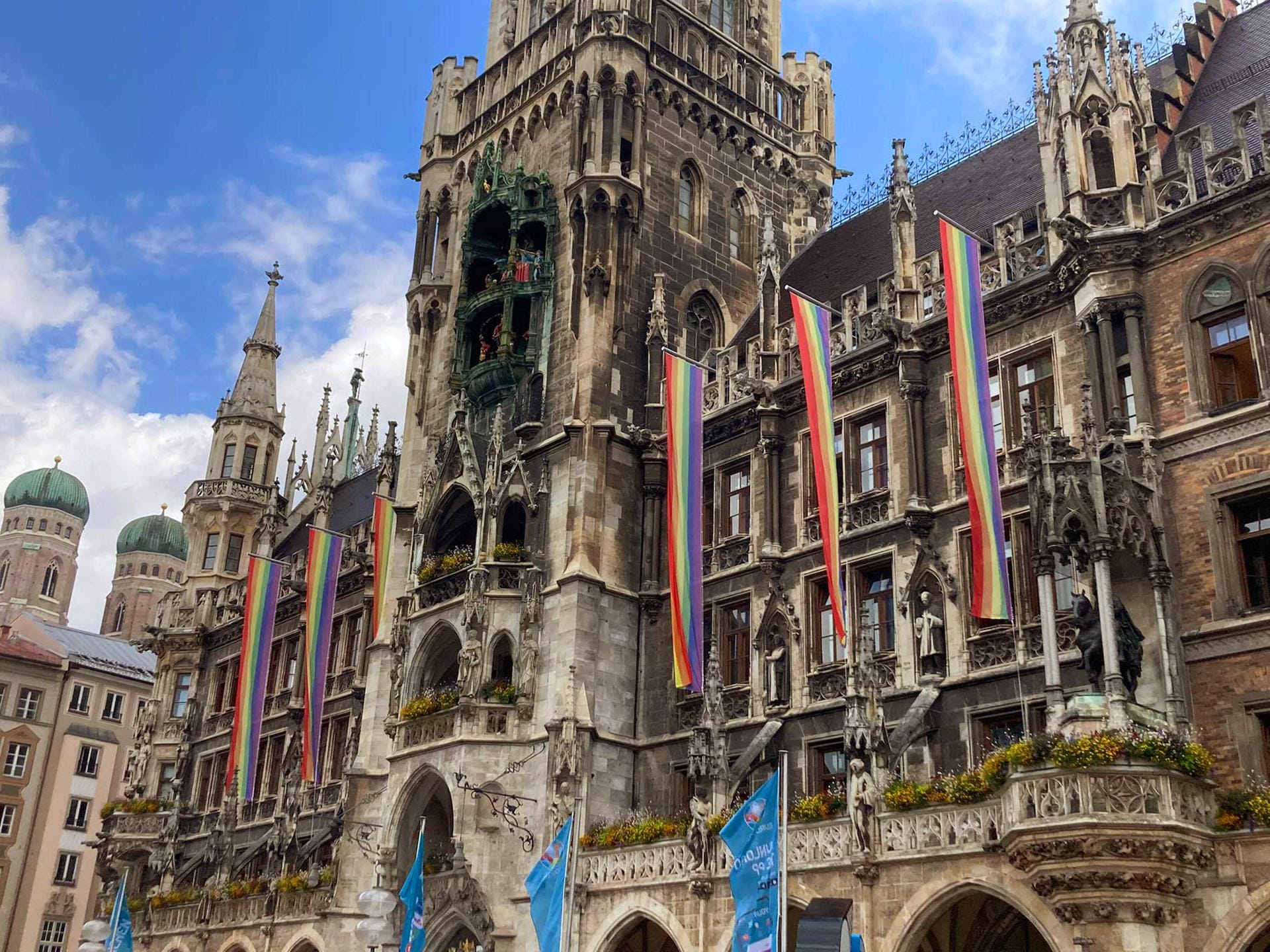 Das Münchner Rathaus ist mit sechs Bannern beflaggt: Auch wenn die Allianz Arena nicht in Regenbogenfarben leuchtet, machte die Stadt auf Weltoffenheit aufmerksam.