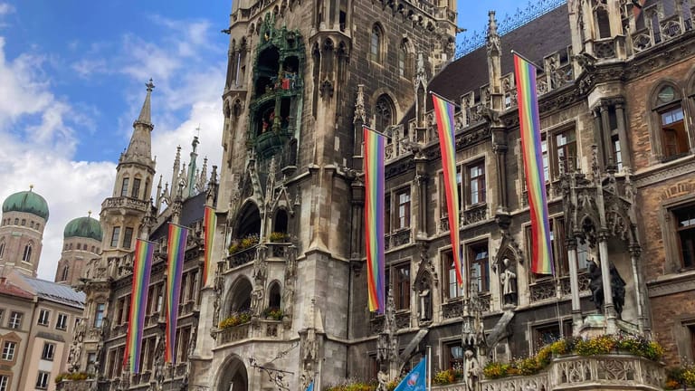 Das Münchner Rathaus ist mit sechs Bannern beflaggt: Auch wenn die Allianz Arena nicht in Regenbogenfarben leuchtet, machte die Stadt auf Weltoffenheit aufmerksam.