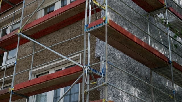 Zusätzliche 5,5 Milliarden Euro sollen bis 2025 in die energetische Sanierung von Wohngebäuden und den klimafreundlichen Neubau oder die Sanierung von Sozialwohnungen fließen. Zusätzliche 5,5 Milliarden Euro sollen bis 2025 in die energetische Sanierung von Wohngebäuden und den klimafreundlichen Neubau oder die Sanierung von Sozialwohnungen fließen.