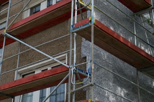Zusätzliche 5,5 Milliarden Euro sollen bis 2025 in die energetische Sanierung von Wohngebäuden und den klimafreundlichen Neubau oder die Sanierung von Sozialwohnungen fließen.