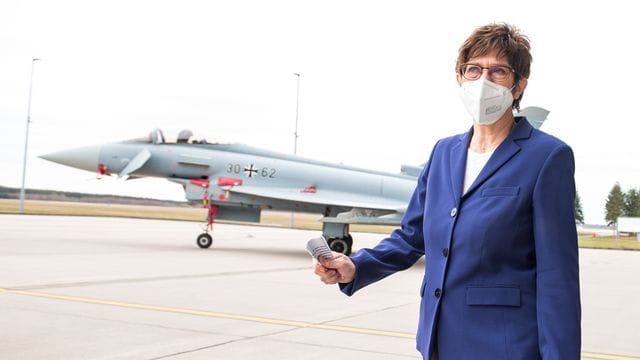 Verteidigungsministerin Annegret Kramp-Karrenbauer vor einem Eurofighter, der vom Luftkampfsystem FCAS abgelöst werden soll. Verteidigungsministerin Annegret Kramp-Karrenbauer vor einem Eurofighter, der vom Luftkampfsystem FCAS abgelöst werden soll.