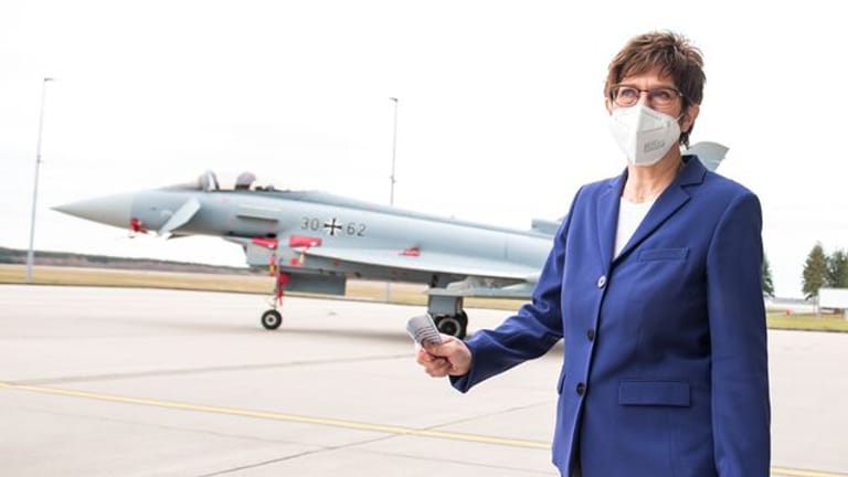 Verteidigungsministerin Annegret Kramp-Karrenbauer vor einem Eurofighter, der vom Luftkampfsystem FCAS abgelöst werden soll.