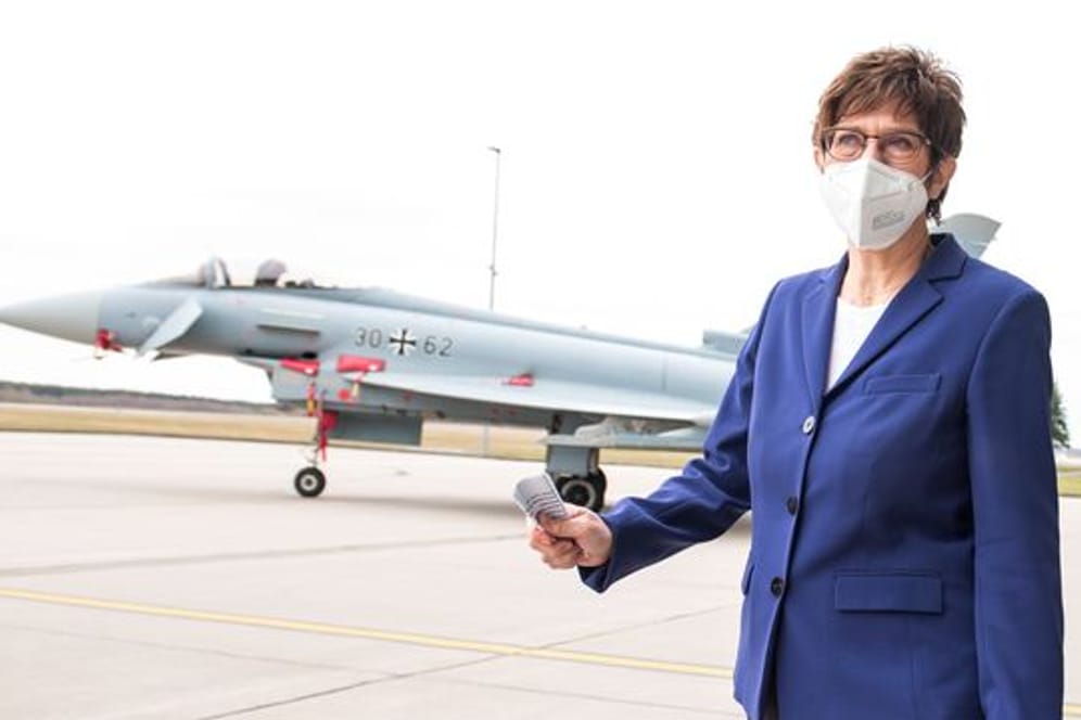 Verteidigungsministerin Annegret Kramp-Karrenbauer vor einem Eurofighter, der vom Luftkampfsystem FCAS abgelöst werden soll.