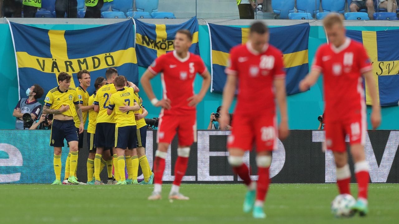 Nach dem 2:0 jubeln Schwedens Nationalspieler (l), während die Polen die Köpfe hängen lassen.