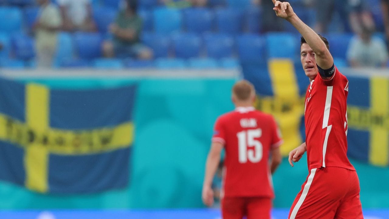 Polens Robert Lewandowski bejubelt sein Tor zum 1:2 gegen Schweden.
