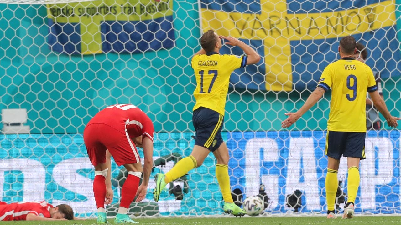 Schwedens Viktor Claesson (M) bejubelt sein Tor zum 3:2 gegen Polen.