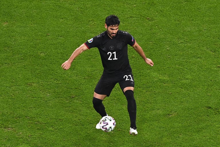 Ilkay Gündogan: Darum bemüht, die Bälle zu verteilen und beim Aufbauspiel zu helfen. Gelang ihm gegen die gestaffelte Ungarn allerdings nur selten. Kassierte nach einer guten halben Stunde nach leichtem Ballverlust für ein taktisches Foul die Gelbe Karte (29.). Musste nach einer guten Stunde vom Platz. Note 4