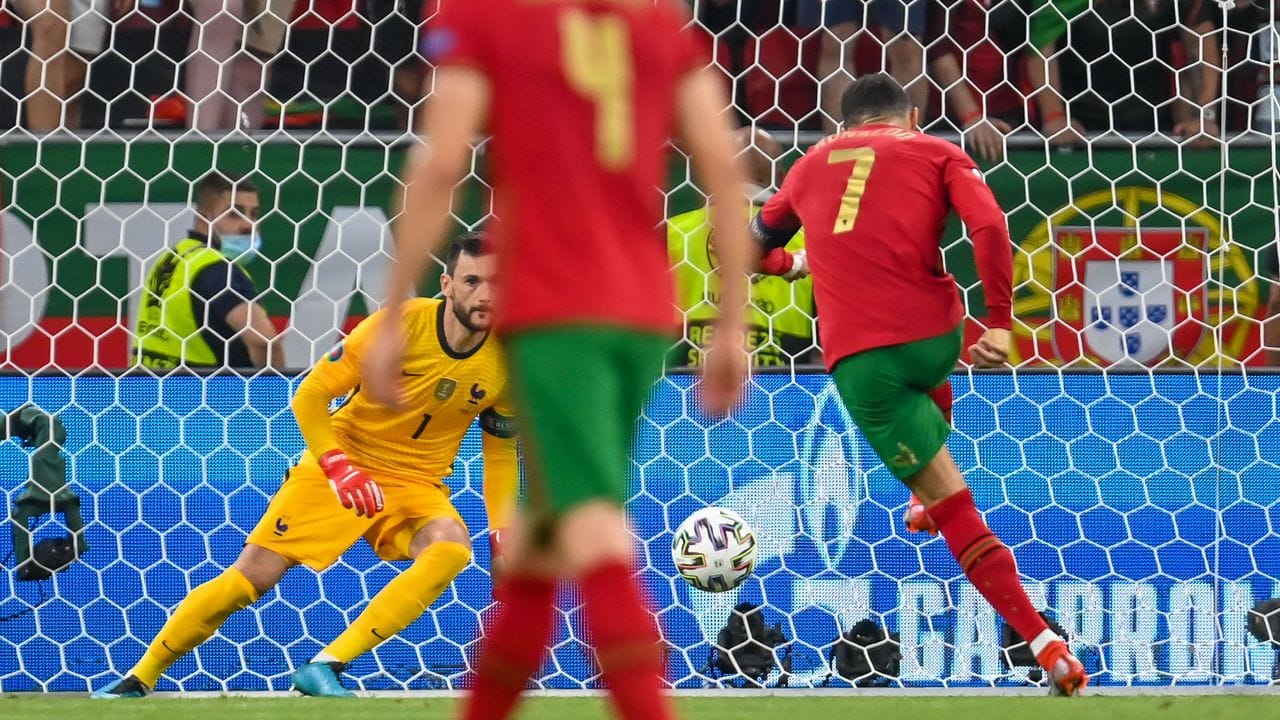 Portugals Cristiano Ronaldo trifft gegen Frankreichs Torwart Hugo Lloris zum 1:0.