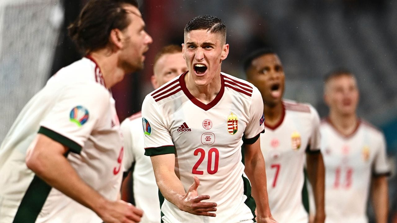 Die ungarische Mannschaft feiert das Tor zum 1:0 gegen Deutschland.
