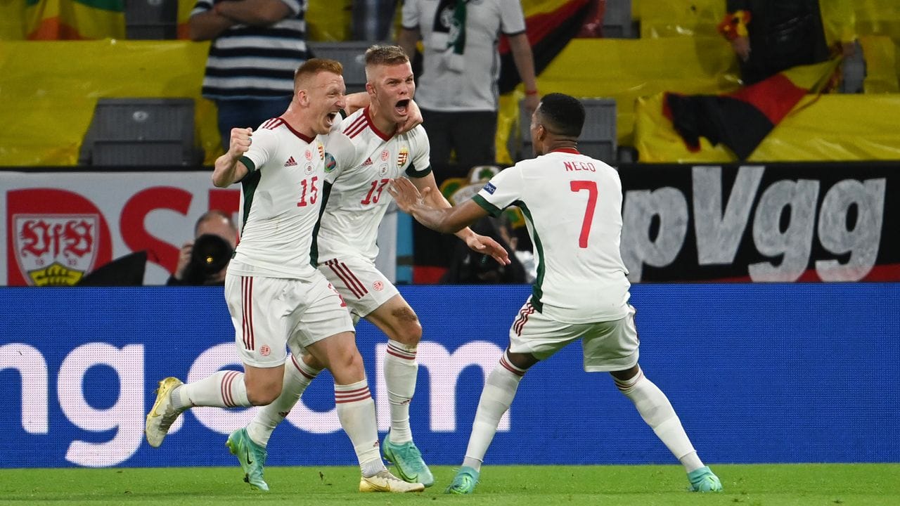 Ungarns Laszlo Kleinheisler, Torschütze Andras Schäfer und Loïc Nego (l-r) feiern das 2:1 gegen Deutschland.