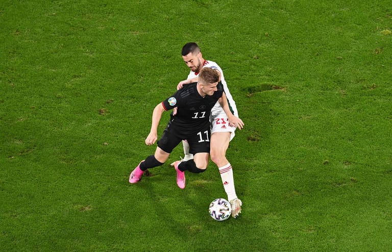 Timo Werner (ab 67. Für Havertz): Bereitete indirekt das goldene Tor Goretzkas vor, als sein Schuss geblockt wurde (84.). Kurz vor Schluss mit einer kuriosen Bogenlampe. Darf sich eine Beteiligung am 2:2 anheften. Note 3