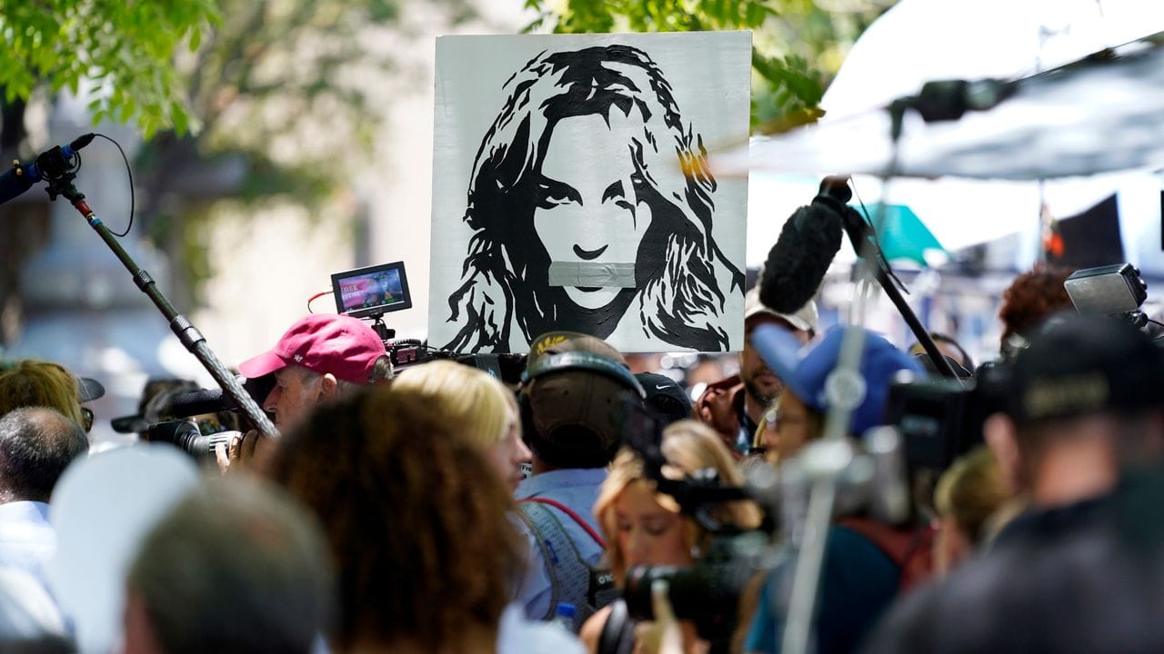 Britney-Fans halten vor einer Gerichtsanhörung zur Vormundschaft der Popsängerin ein Foto von ihr hoch.