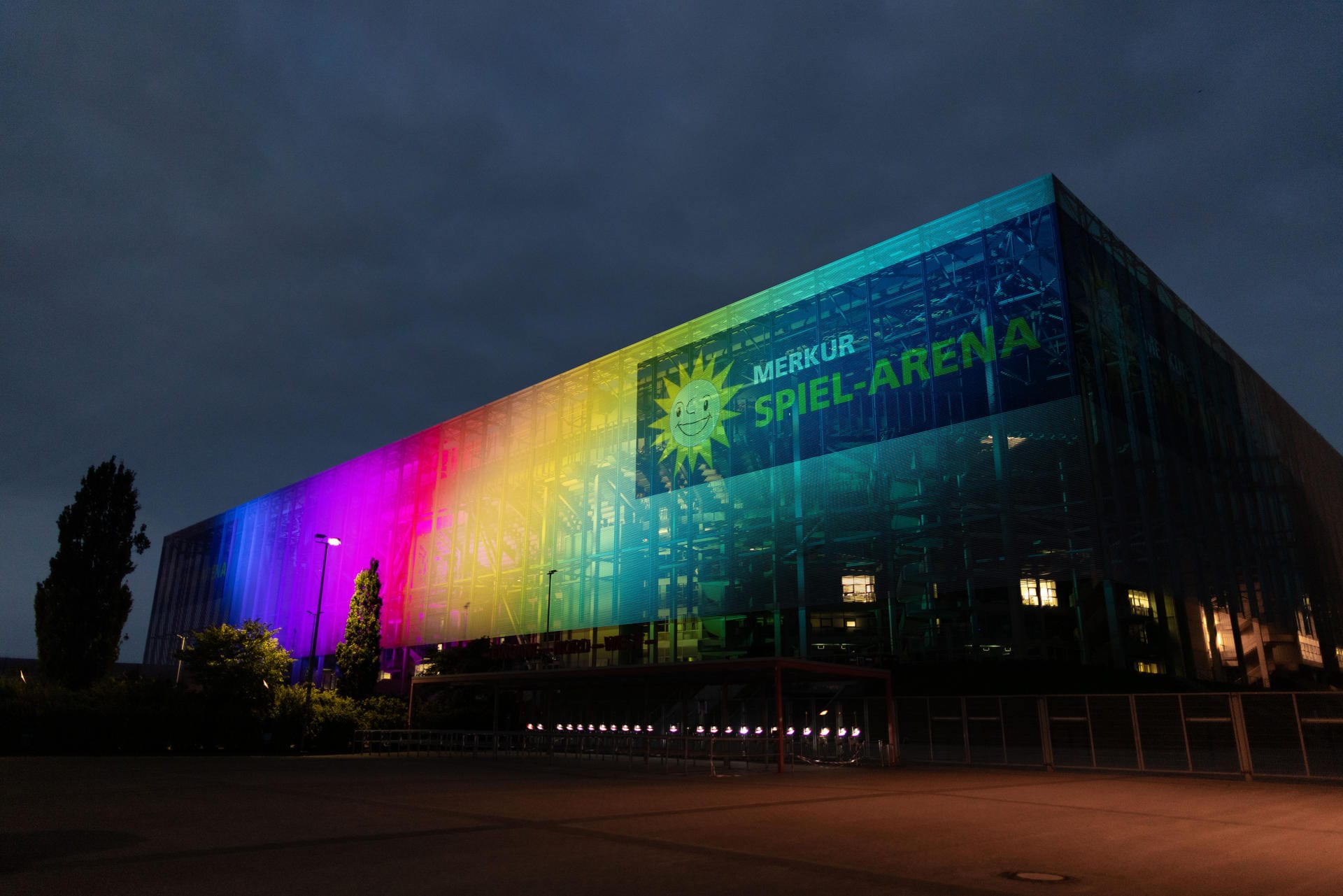 Auch die Merkur Spielarena in Düsseldorf wurde in der Nacht in bunten Farben beleuchtet.