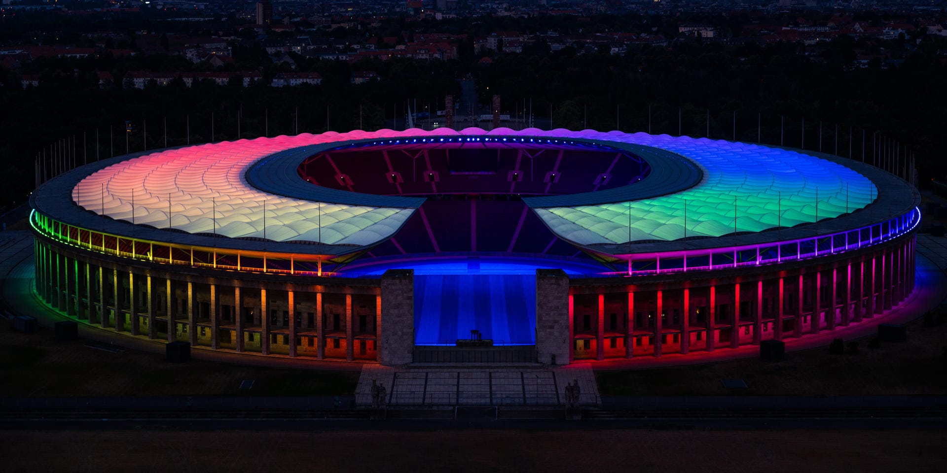 Während in München eine Beleuchtung von der Uefa verboten war, ließ man es sich in Berlin nicht nehmen, das Stadion in Regenbogen-Licht zu hüllen.