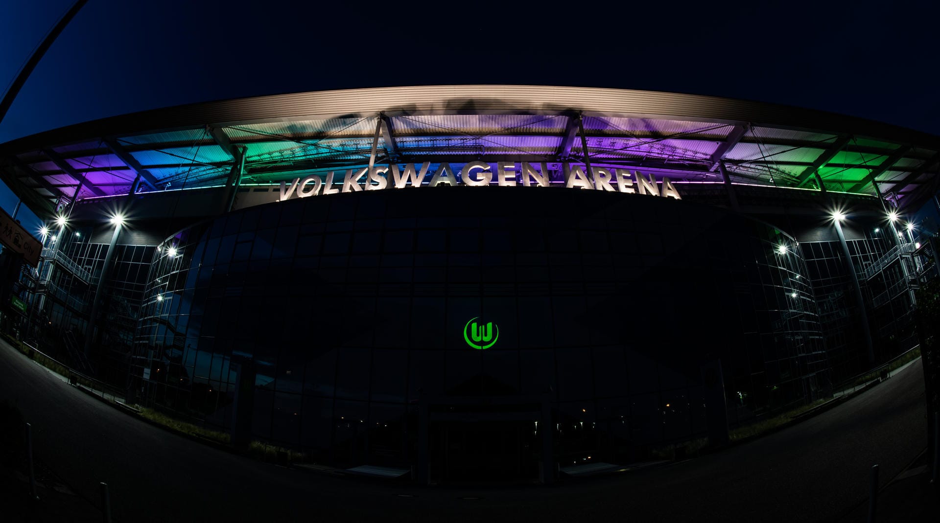 Die Volkswagen-Arena in Wolfsburg ist während des Spiels in Regenbogenfarben beleuchtet.