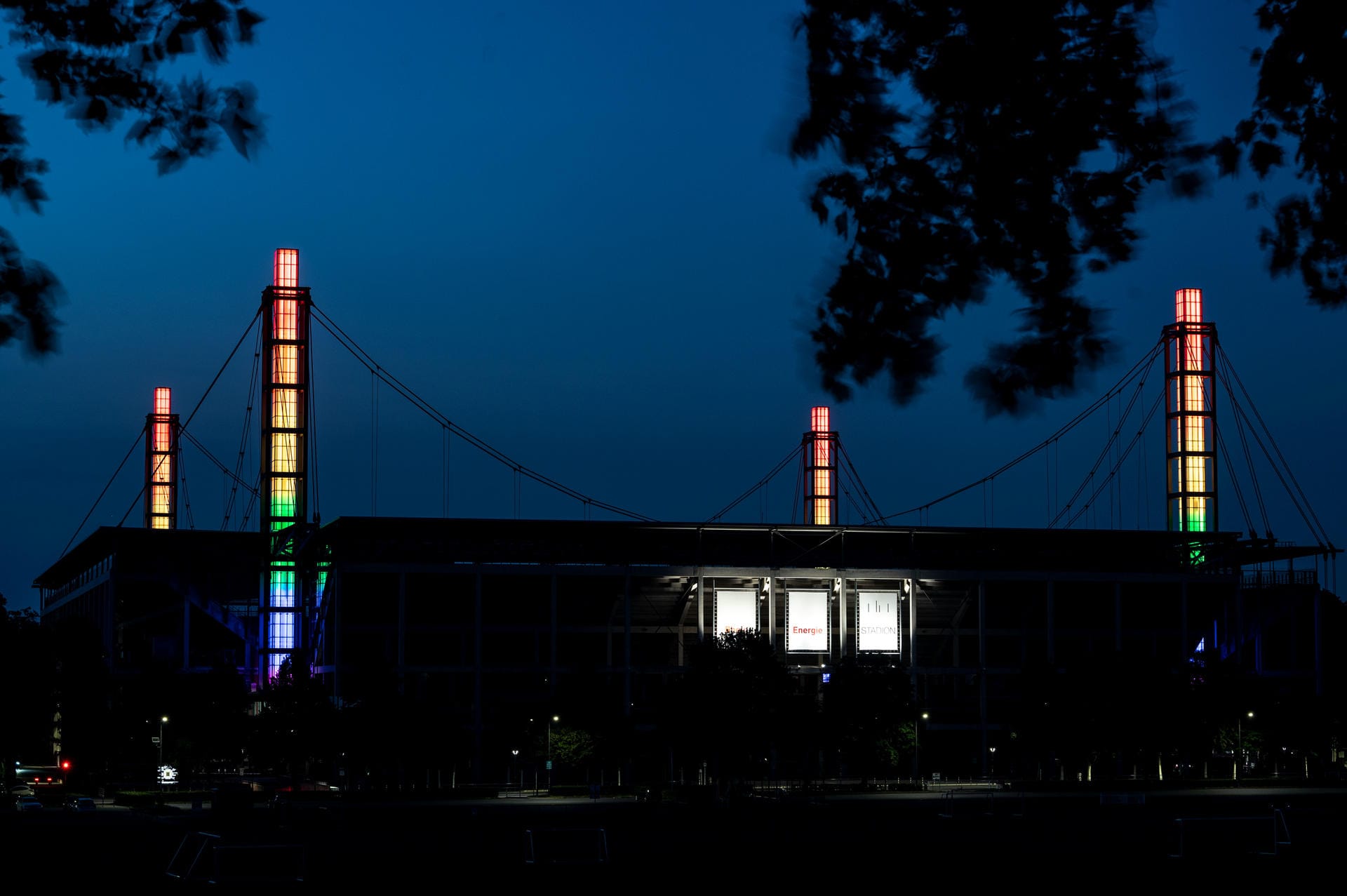 Die Pylonen des RheinEnergie-Stadions in Köln erstrahlen bunt: Die Sportstätten hatten als eine der ersten angekündigt, ihr Stadion mit dem Regenbogen zu beleuchten.