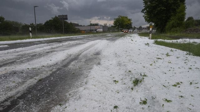 Winterliche Szenerie im Juni: In Baden-Württemberg gingen in der Nacht zu Donnerstag tennisballgroße Hagelkörner nieder.