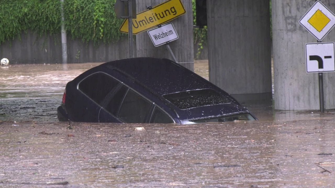 Der Fahrer dieses Pkws wurde vom Wasser überrascht - konnte sich aber noch rechtzeitig aus dem Fahrzeug retten. Der Fahrer dieses Pkws wurde vom Wasser überrascht - konnte sich aber noch rechtzeitig aus dem Fahrzeug retten.