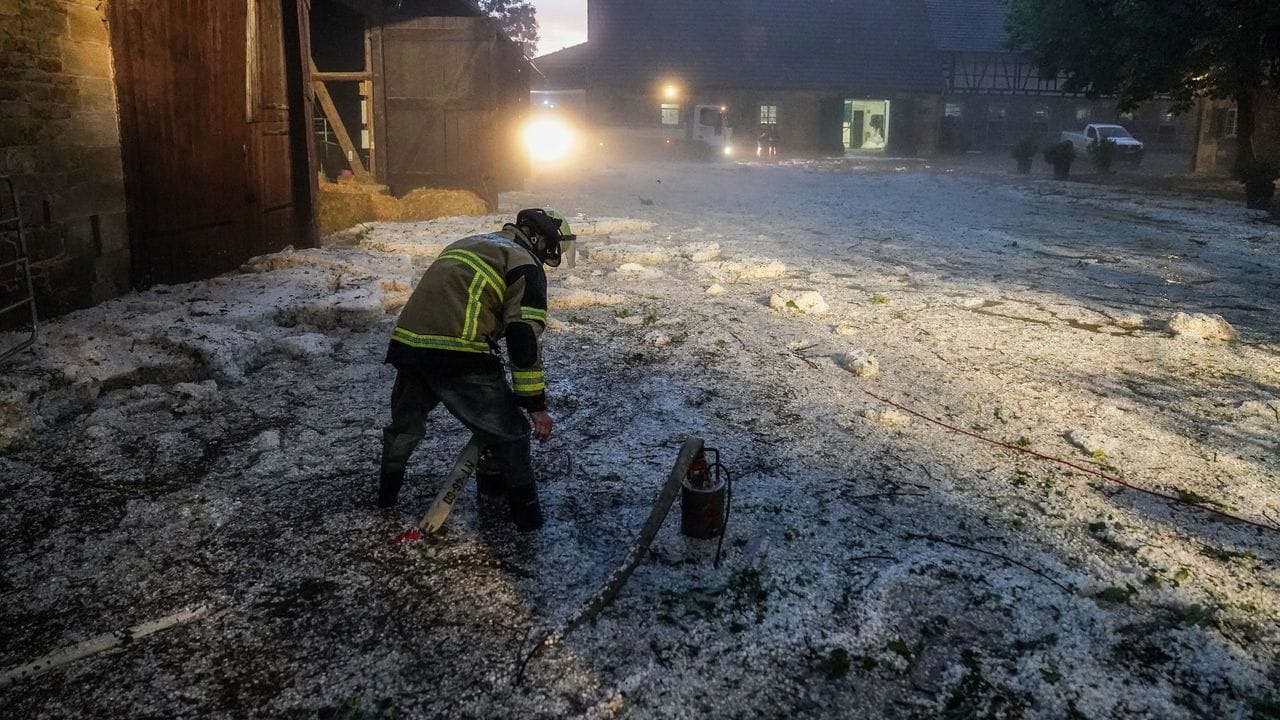 Auch auf einem Reiterhof in Baden-Württemberg musste die Feuerwehr anrücken - die Regenmassen sorgten dort für Überschwemmungen. Auch auf einem Reiterhof in Baden-Württemberg musste die Feuerwehr anrücken - die Regenmassen sorgten dort für Überschwemmungen.