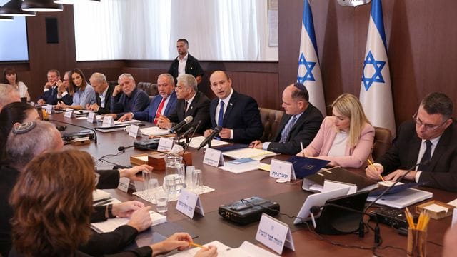 Der israelische Premierminister Naftali Bennett (M) leitet die wöchentliche Kabinettssitzung der neuen Regierung in Jerusalem. Der israelische Premierminister Naftali Bennett (M) leitet die wöchentliche Kabinettssitzung der neuen Regierung in Jerusalem.