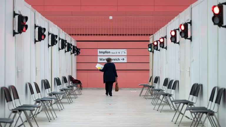 Eine Besucherin des Tübinger Impfzentrums geht zur Impfung.