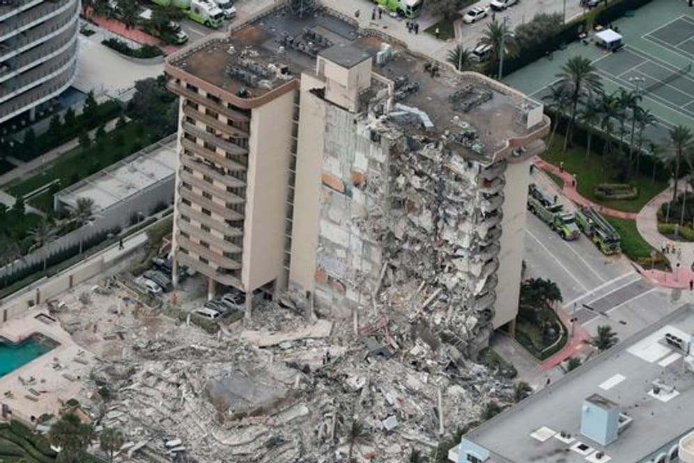 Eine Seite des Gebäudes liegt in Trümmern.