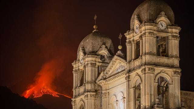 Der Ätna auf Sizilien spuckt wieder Lava.