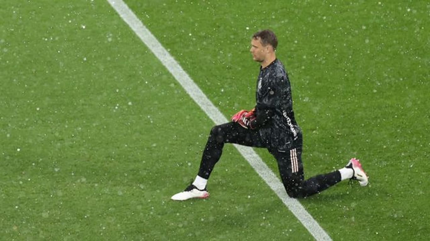 Deutschlands Torhüter Manuel Neuer wärmt sich vor der Partie gegen Ungarn auf.