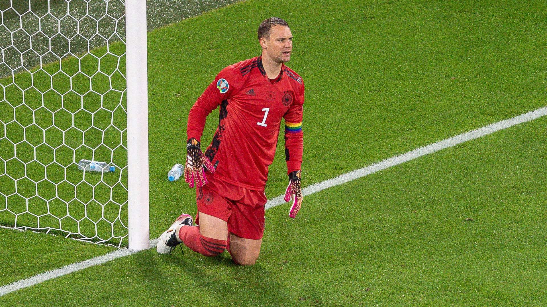 Manuel Neuer: Der Welttorhüter hatte bislang nur wenige Möglichkeiten, sich auszuzeichnen, kassierte allerdings bereits fünf Gegentore. Zu viele. Gegen Ungarn mit kleinen Wacklern. Note 3