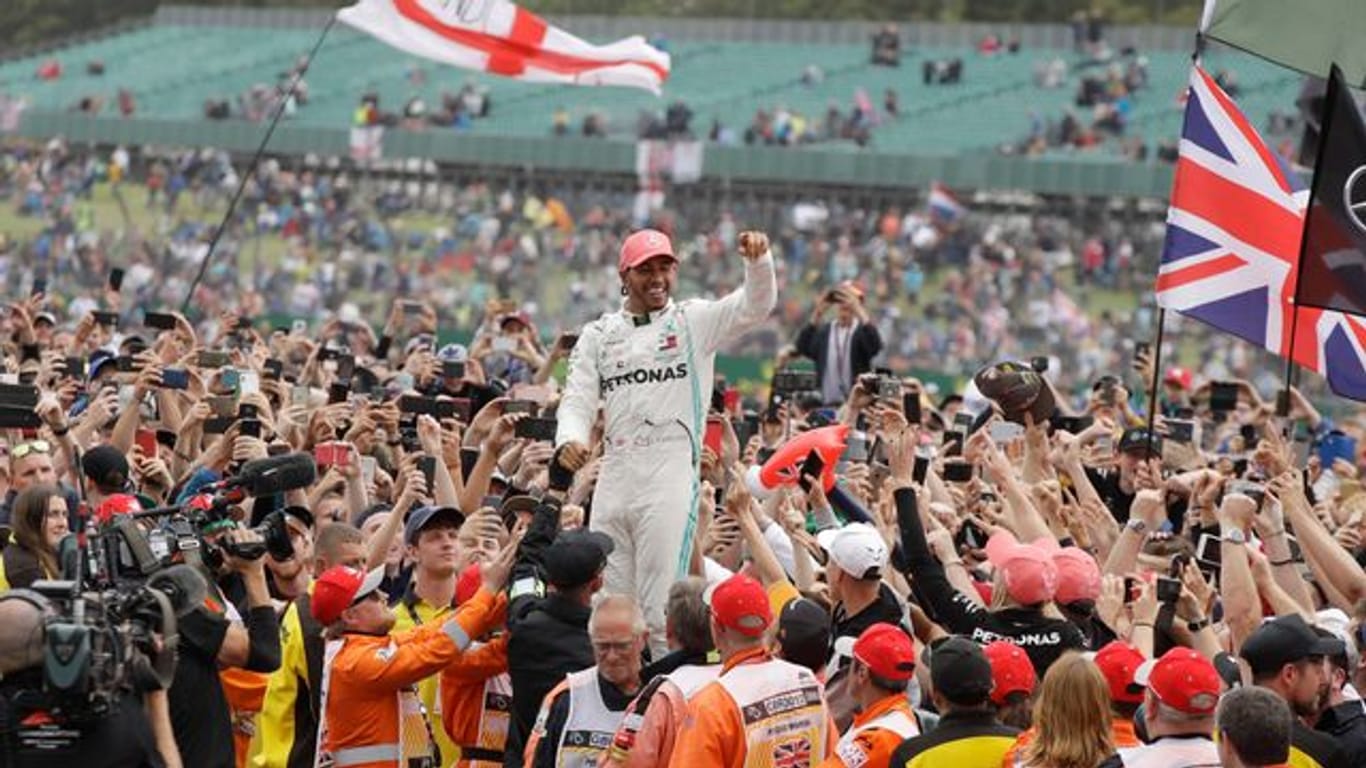 Lewis Hamilton genießt in Silverstone das Bad in der Menge.