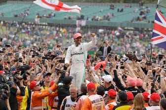 Lewis Hamilton genießt in Silverstone das Bad in der Menge.